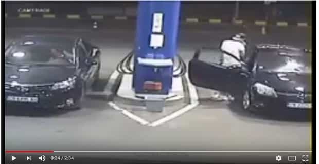 Merokok di SPBU Mengisi Bensin di SPBU Sambil Merokok
