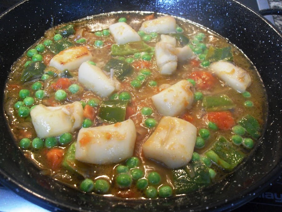 Cociendo el caldo de pescado con el sofrito, la sepia, el pimiento verde y los guisantes