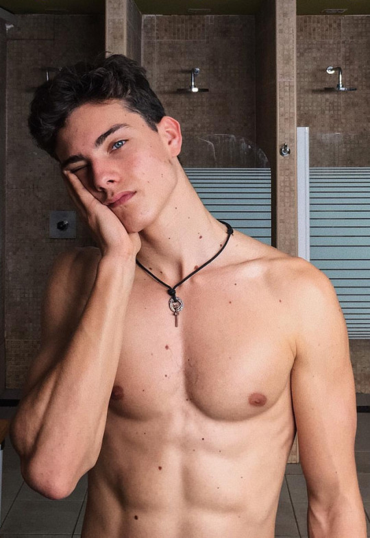 Gaysex petite solo handsome