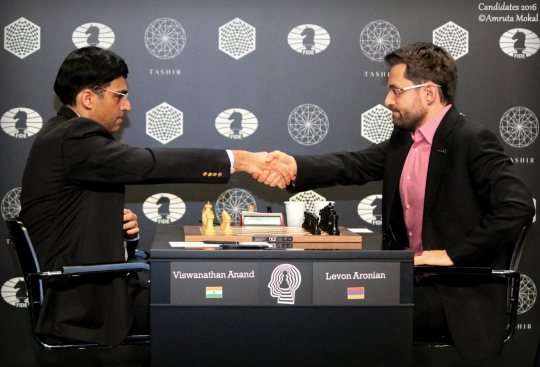 Le début de la partie d'échecs entre l'Indien Viswanathan Anand et l'Arménien Levon Aronian lors de la ronde 9 - Photo © Amruta Mokal