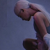 Ariana Grande começou uma contagem regressiva para seu novo single, “No Tears Left To Cry”
