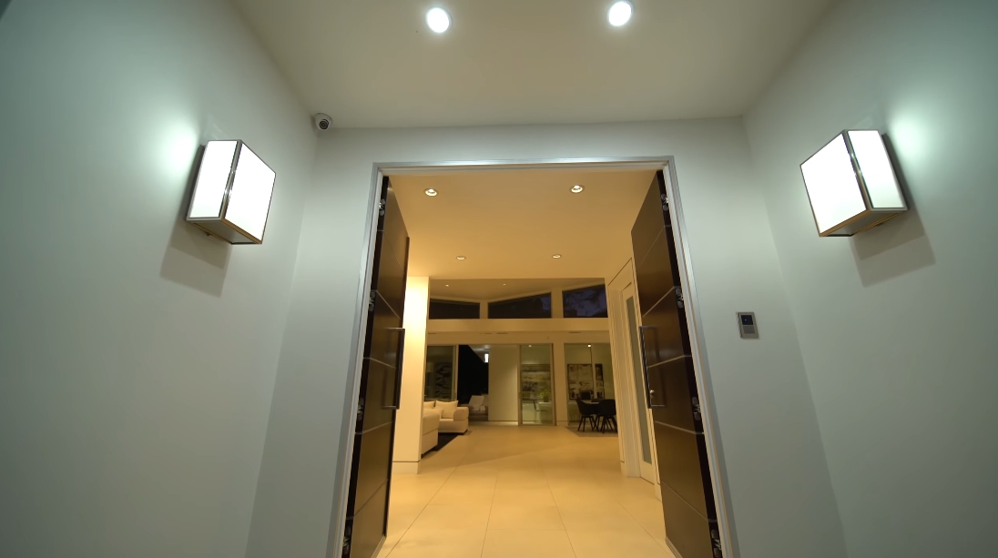 Tour 1003 N Beverly Dr, Beverly Hills Luxury Home vs. 38 Interior Design Photos