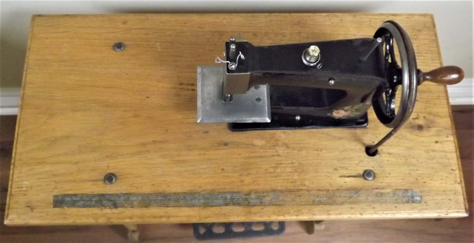 ANTIQUE and VINTAGE SEWING MACHINES WANTING a NEW HOME!! CHILD'S TOY