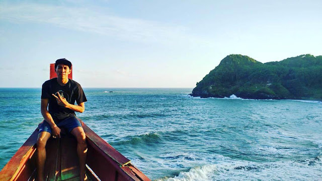 bukit titanic di pantai watu bale bukit titanic di pantai watu bale