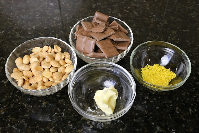 Ingredientes para rocas de chocolate con leche y almendras