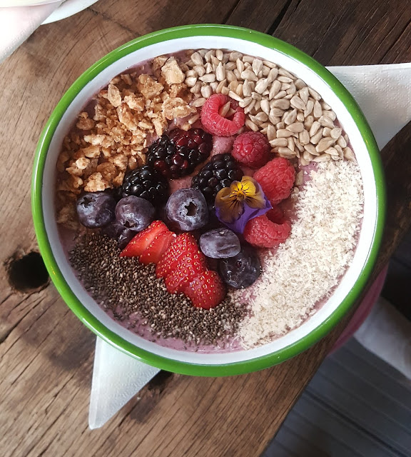 food blogger dubai healthy vegan berry bowl