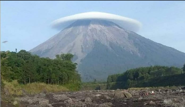 Awan Lenticular di Gunung Semeru, sebuah Fenomena Alam Biasa tapi Bahaya bagi Penerbangan