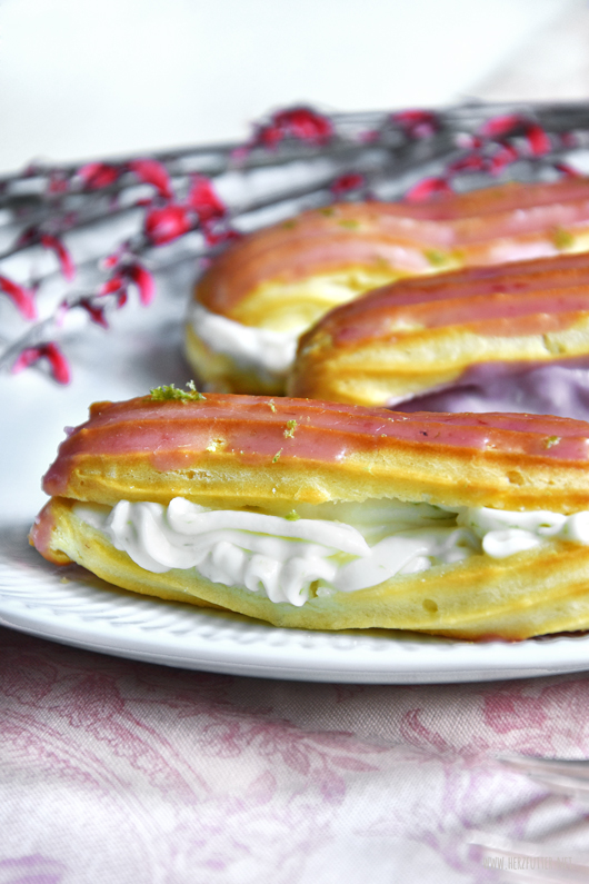 Luftige Eclairs mit einer erfrischenden Limetten- und Blaubeerencreme