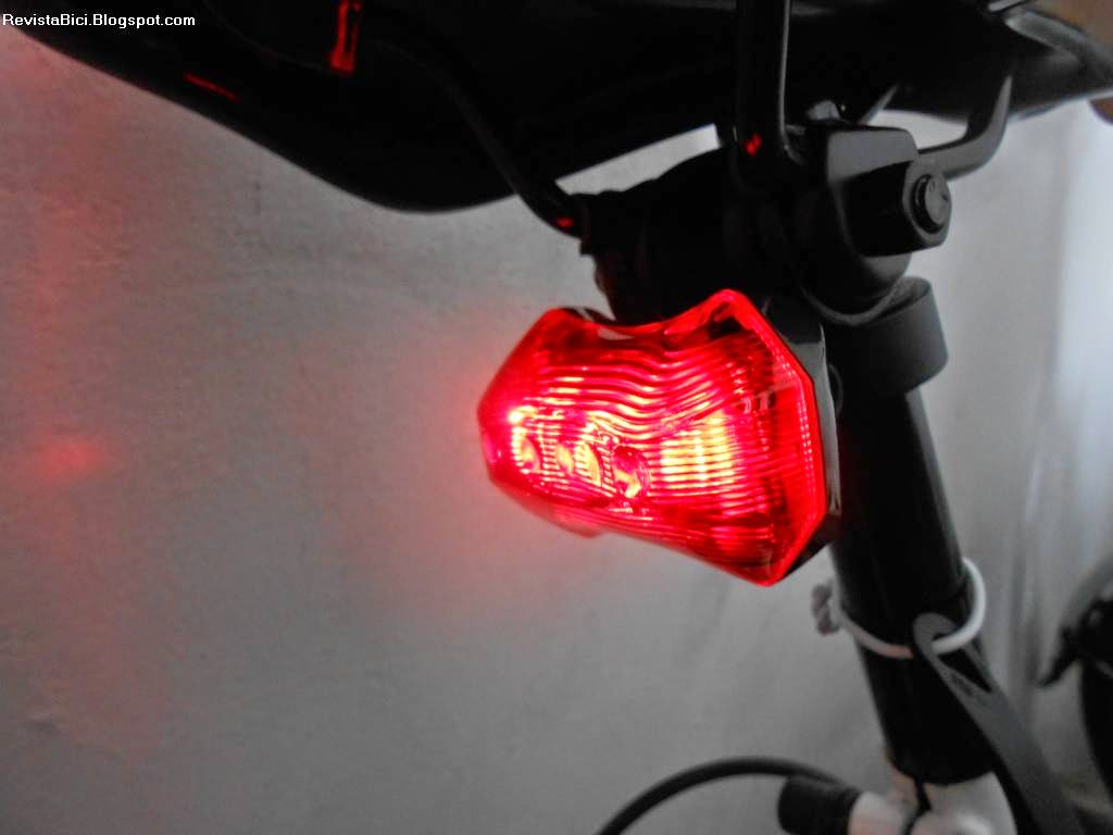 Luces fijas o intermitentes ¿cuáles son mejores en bici?