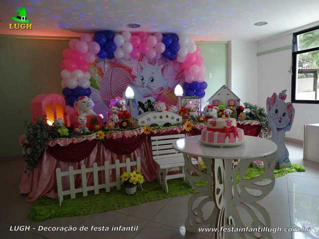 Festa infantil - Decoração tema Gata Marie em mesa tradicional de tecido