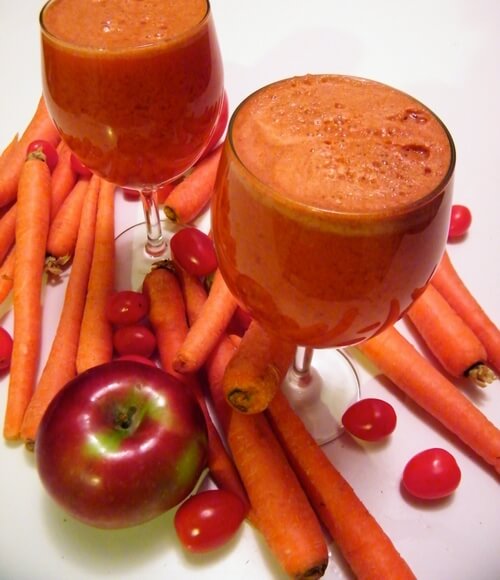 Smoothie tomate, pomme et carottes pour commencer la journée avec l'énergie Smoothie tomate, pomme et carottes pour commencer la journée avec l'énergie