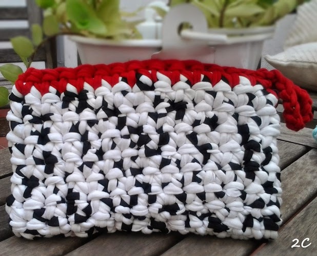 bolso de mano de trapillo blanco y negro con borde rojo