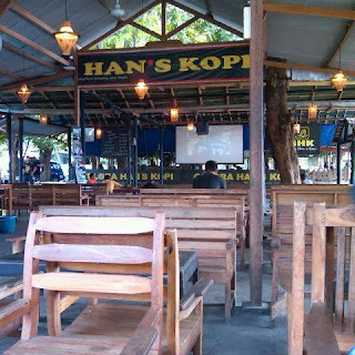 Meja kursi dari kayu Menunggu Waktu Sahur di Han's Kopi Semarang !
