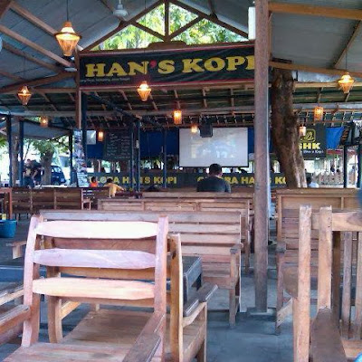 Meja kursi dari kayu Menunggu Waktu Sahur di Han's Kopi Semarang !