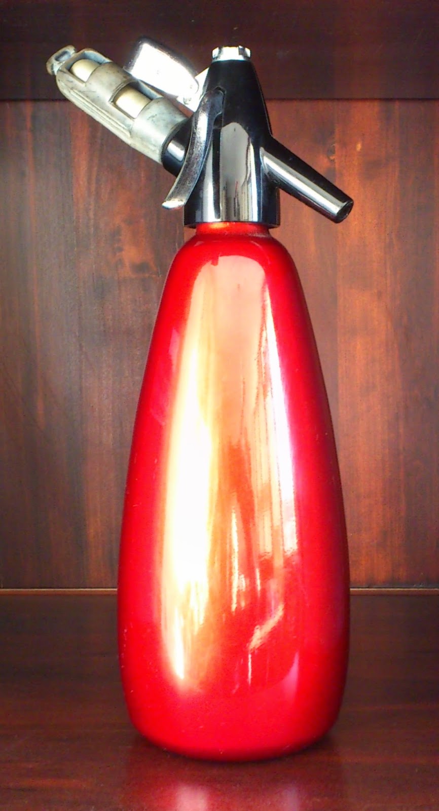 the Ginslinger Syphon bottle/Soda water (Yale)