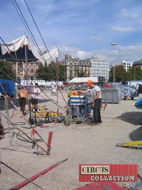 reglage et tension des sables d'amarrage de la tente du Montage du Cirque Knie à Geneve