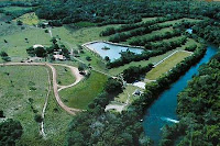 Vista aérea del Hotel Fazenda Cachoeira junto al río.