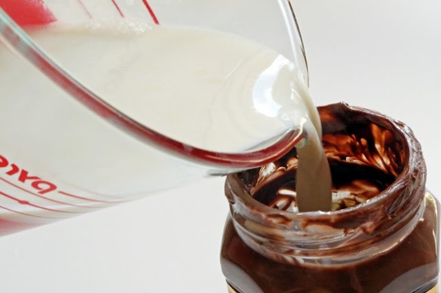 Para tirar a Nutella que não quer sair com a colher, coloque leite morno e beba Para tirar a Nutella que não quer sair com a colher, coloque leite morno e beba