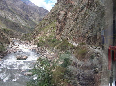 Río Urubamba, tren al Machu Picchu, Perú, La vuelta al mundo de Asun y Ricardo, round the world, mundoporlibre.com