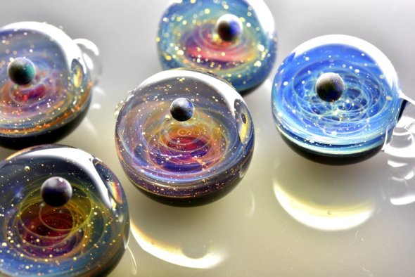 O espaço e o universo aprisionados em pequenas bolas de vidro nas incríveis esculturas de Satoshi Tomizu Satoshi Tomizu arte vidro escultura joalheria universos espaço