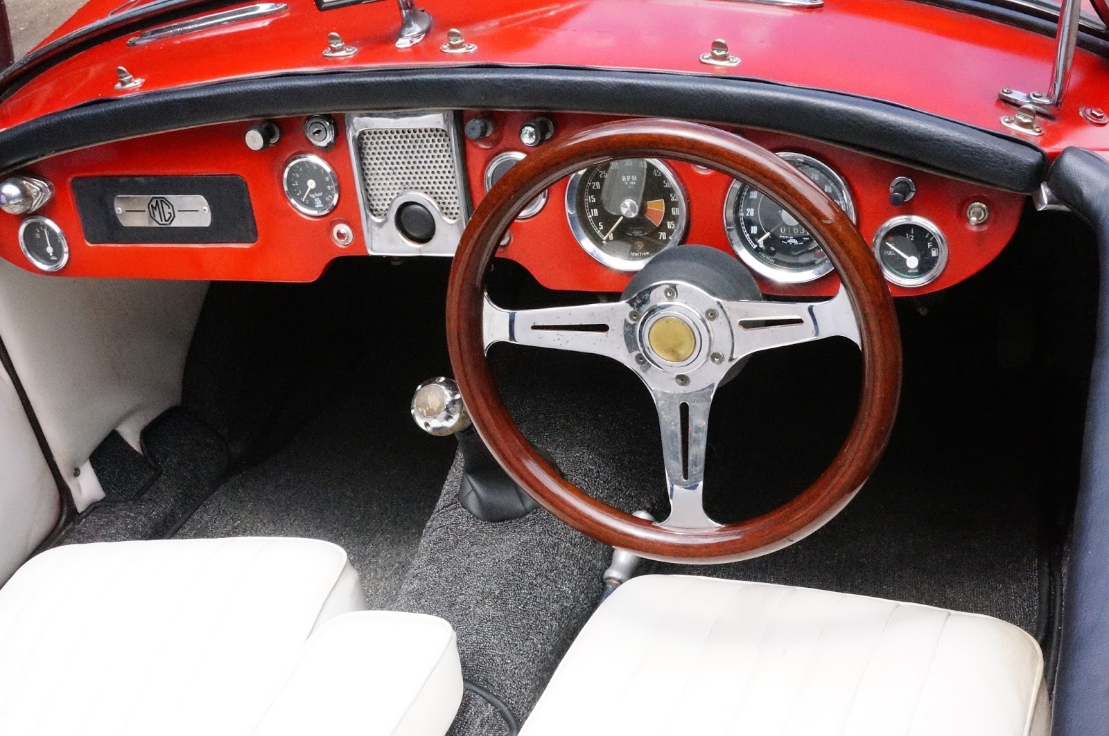 Discover-SriLanka: SRI LANKA - VINTAGE CARS [MG A]