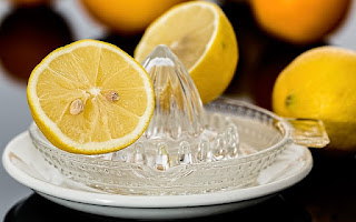 Limón exprimido y agua 