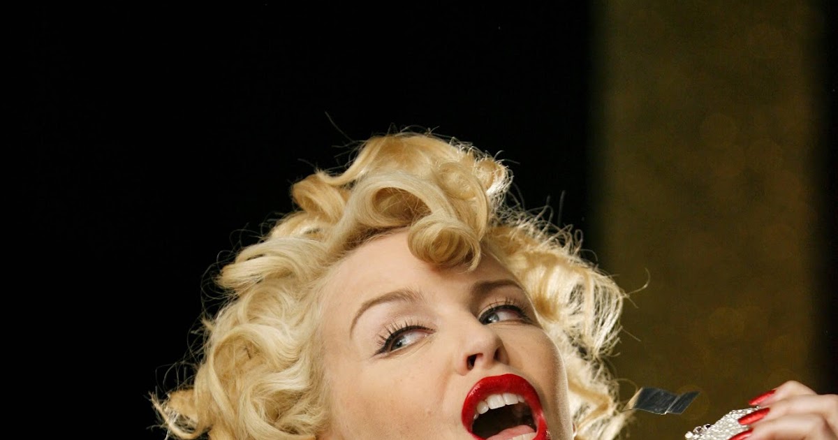 голос мечты. женщина с микрофоном. полина клинникова. тверские певицы. голос мечты.