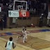 Εντυπωσιακό buzzer-beater από μαθητή Λυκείου: Έστειλε «άγγιχτο» τη μπάλα με το ένα χέρι από το ένα καλάθι στο άλλο