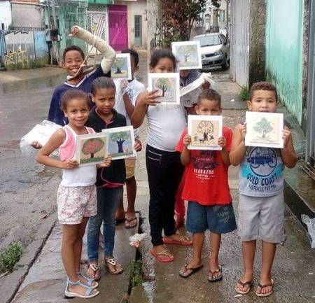 Crianças da Comunidade do Sapo - pintura em azulejos