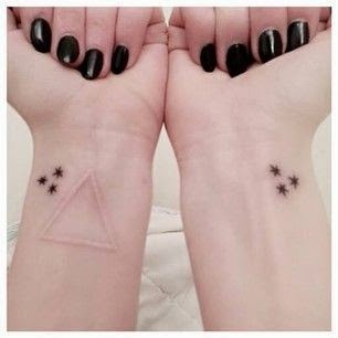 Tatuajes de tres estrellas para chicas