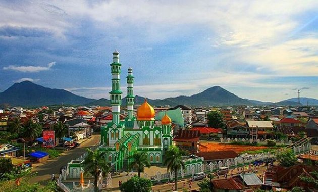 Pesona Masjid Raya Singkawang di Tengah Kota Singkawang