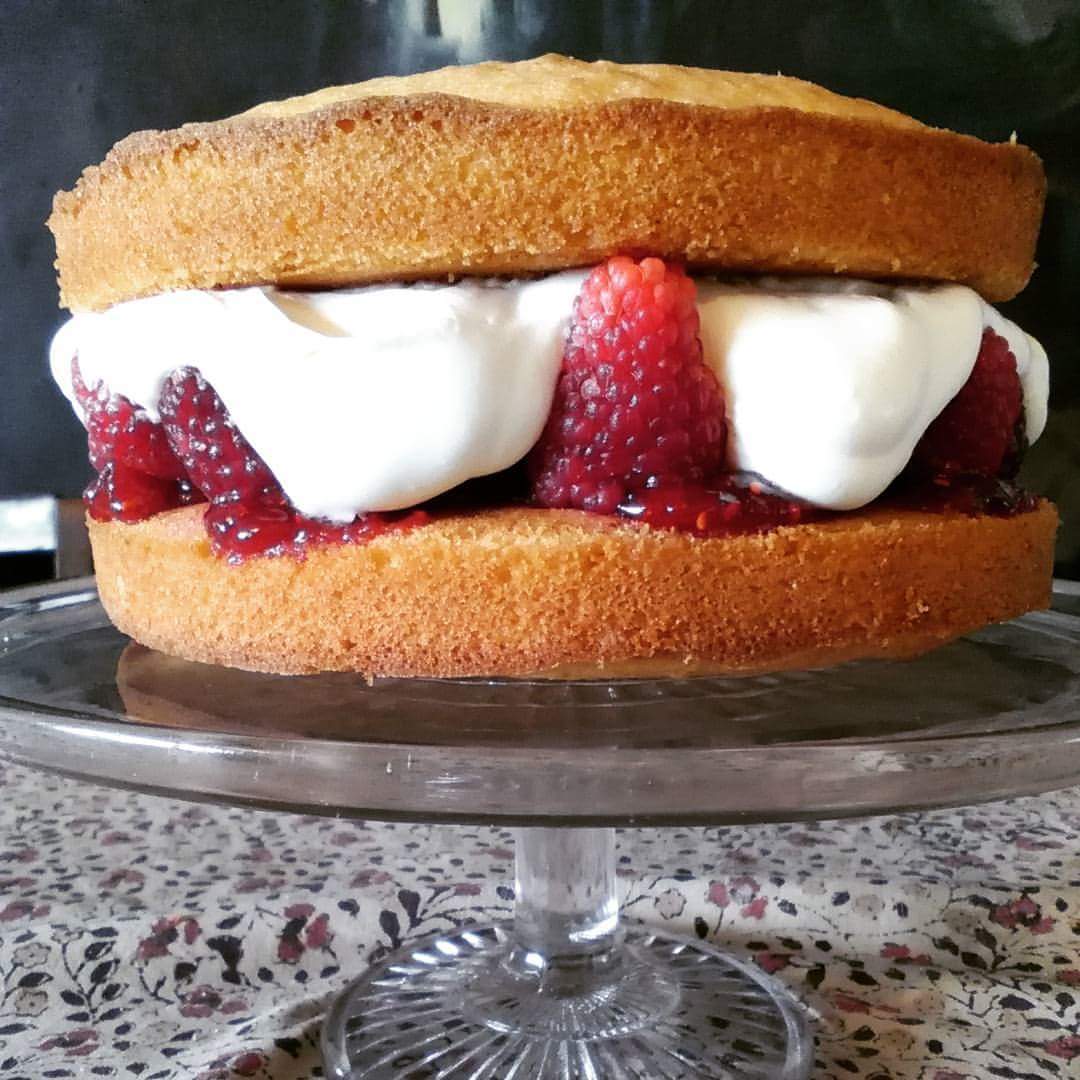 How to Bake a Raspberry Victoria Sponge Life on Pig Row
