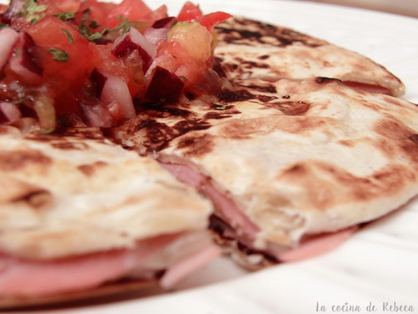 Quesadilla de jamón york y queso con pico de gallo