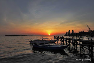 senja di dermaga kayu fort rotterdam makassar