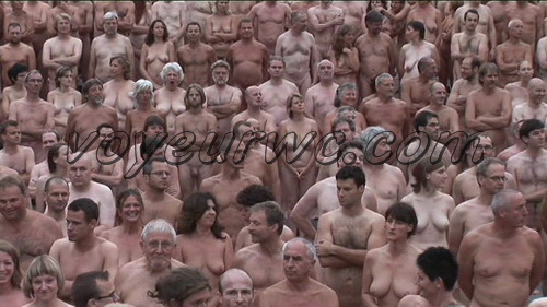 840 naked people (Dusseldorf, Germany). Tunick created a three-dimensional installation with nudes for the first time