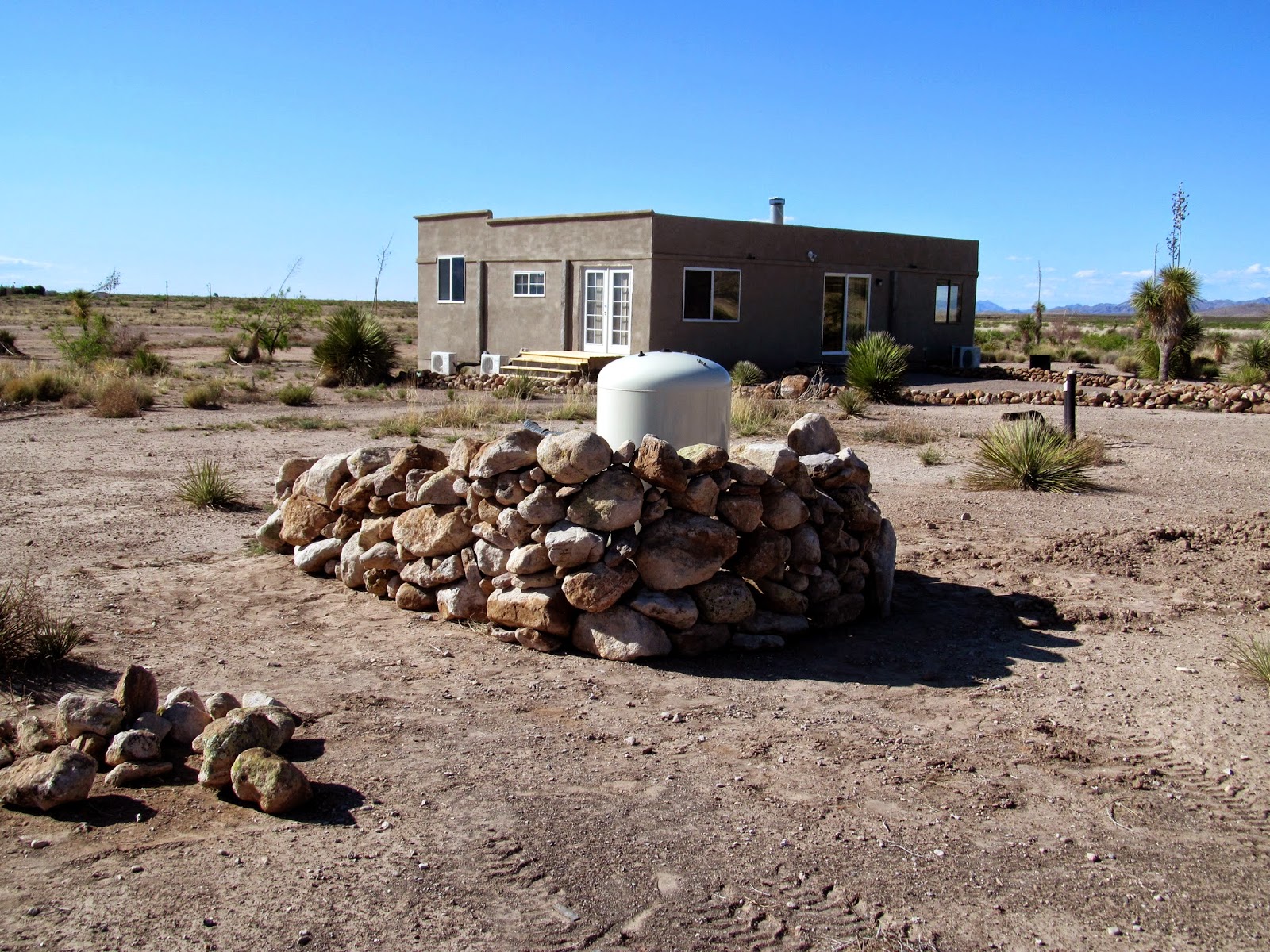 Free standing rock wall building with rocks