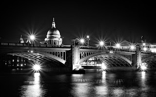 Stad met een brug in de nacht