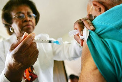 Dùng vắc xin phòng bệnh định kỳ