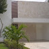 Fachada de casa minimalista de lujo en Cancun