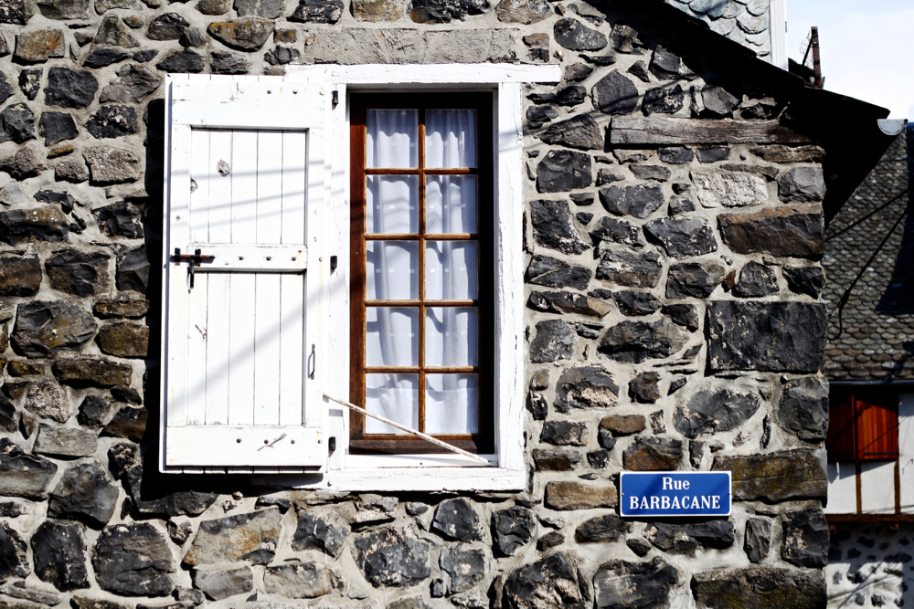 BLOG-MODE-HOMME-VOYAGE-STYLE_auvergne-cantal-saint-flour-vacances-pierre-dior-homme-204S_lunettes-versace-asos-sandales-paris-bordeaux