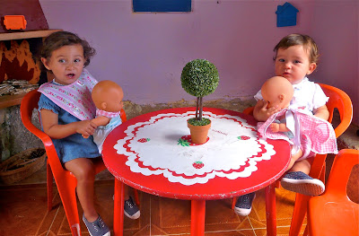 Niñas con muñeco en la casita (bebé). Prohibida reproducción sin permiso.