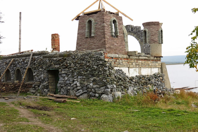 Развалины Китовой пристани на озере Зюраткуль