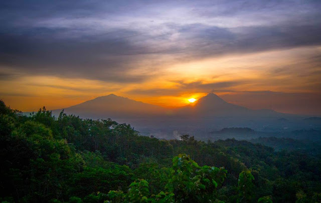 sunrise diantara gunung merbabu dan gunung merapi sunrise diantara gunung merbabu dan gunung merapi
