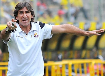 Gustavo Costas Foto de Gustavo Costas dirigiendo en estadio