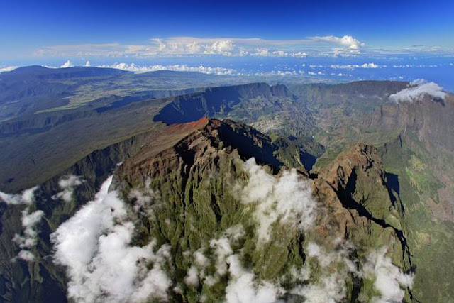 Piton des neiges : située au centre de l''île de la Réunion. 