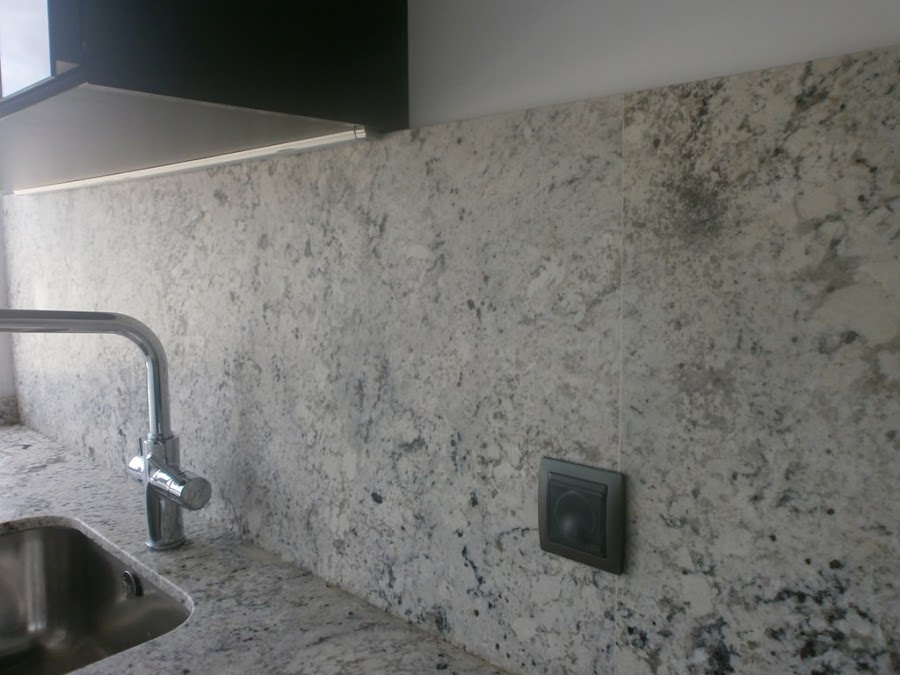 cocina-blanca-con-granito-gris-cce