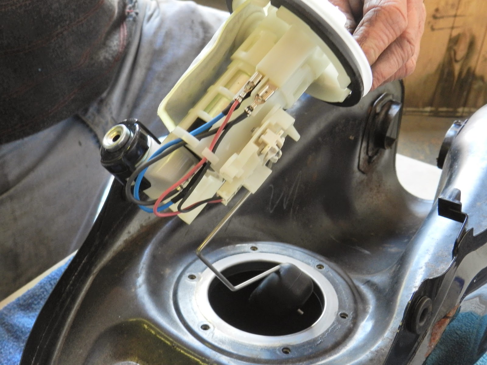 Yamaha YBR 125 Owner Blog Yamaha YBR 125 fuel injection pump removal