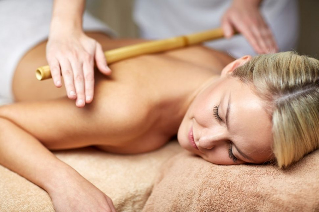 Massagem modeladora com bambu Massagem modeladora com bambu
