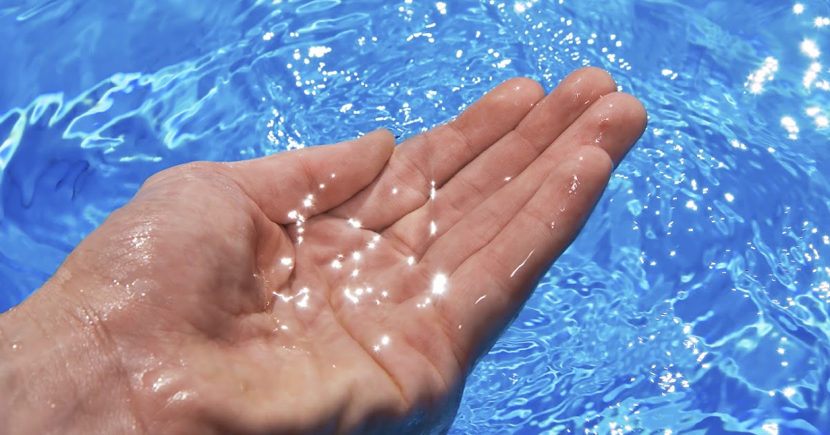 Перекись водорода вода кислород. Чистая вода в бассейне. Вода в руках. Руки в воде Эстетика.