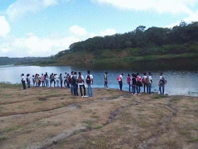 Alunos limpando a margem do rio